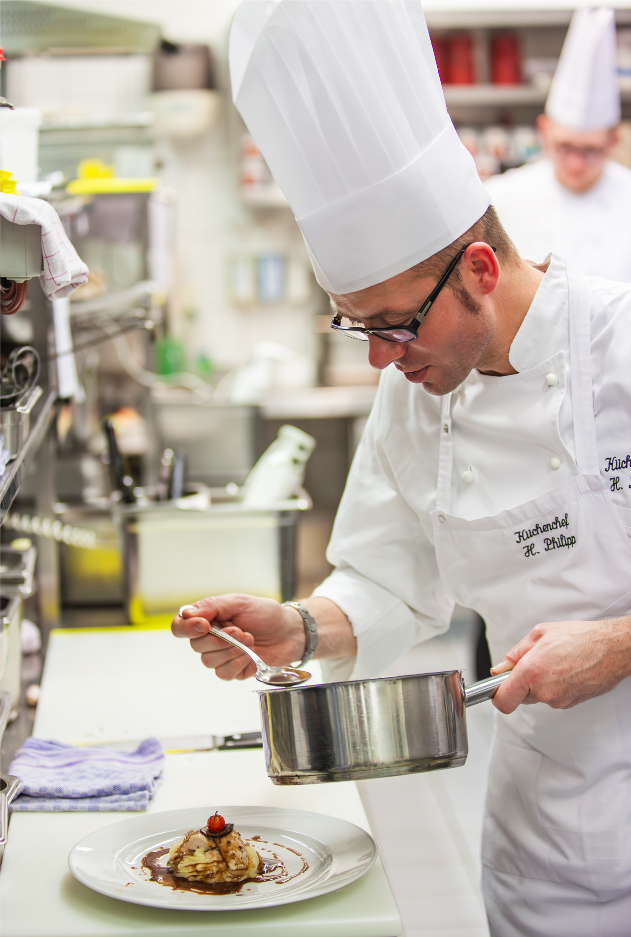 Koch bereitet ein Gericht vor