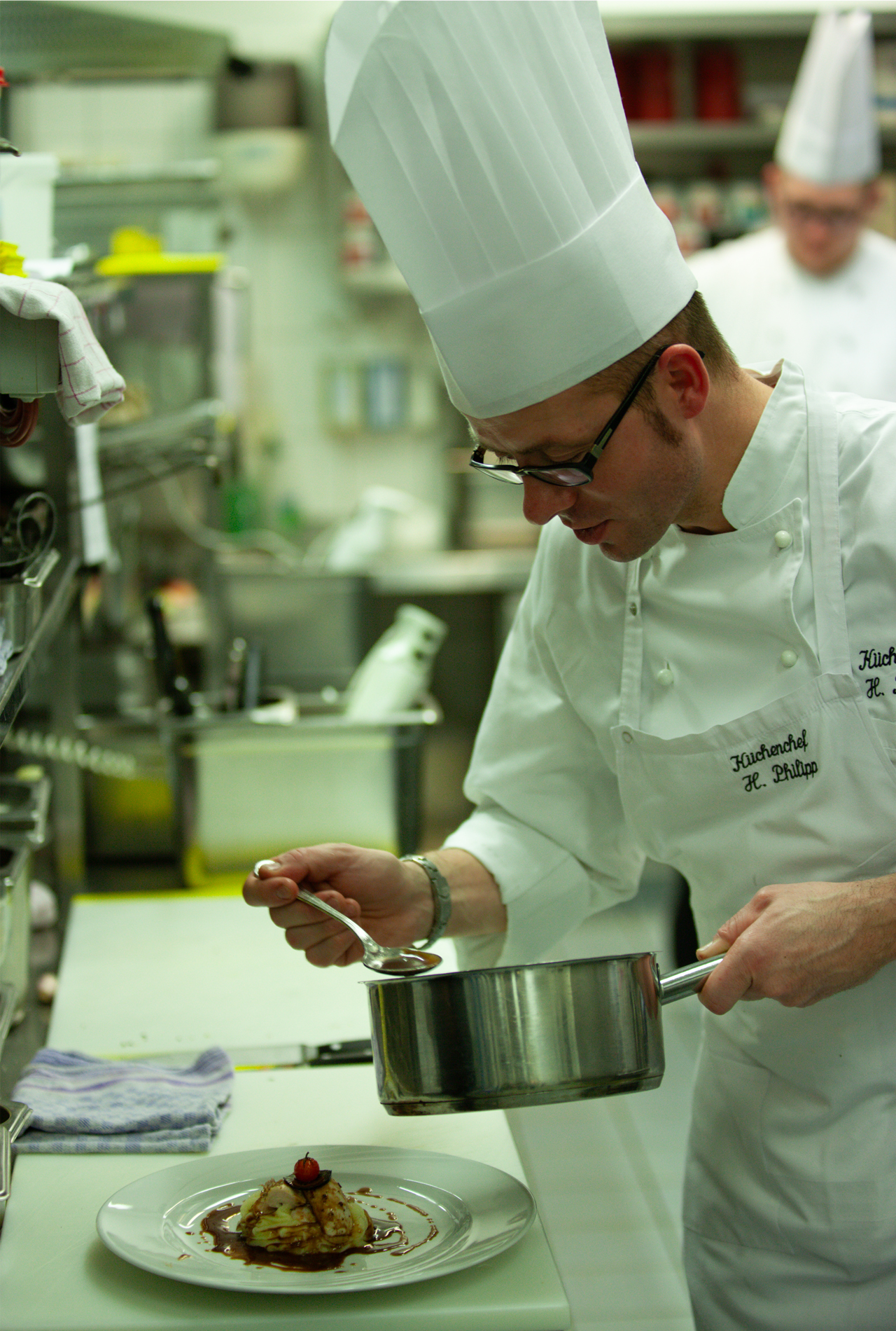 Koch bereitet ein Gericht vor